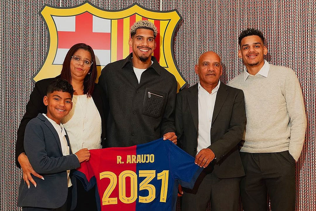 Ia melakukan debut resminya bersama tim utama Barcelona pada 6 Oktober 2019 dalam pertandingan kandang melawan Sevilla, dan dimasukkan sebagai anggota penuh waktu skuad mulai musim 2020/21.