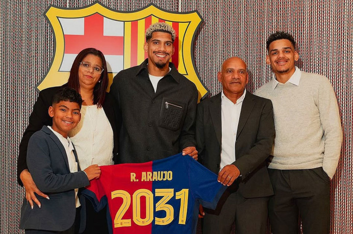 Ia melakukan debut resminya bersama tim utama Barcelona pada 6 Oktober 2019 dalam pertandingan kandang melawan Sevilla, dan dimasukkan sebagai anggota penuh waktu skuad mulai musim 2020/21.