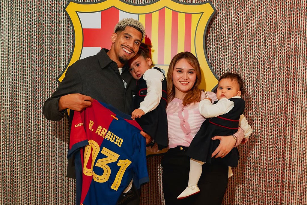 Araujo telah mengumpulkan 154 penampilan untuk tim utama Barcelona serta mencetak delapan gol dan memberikan enam assist, yang merupakan rekor luar biasa untuk seorang bek. Gelar-gelarnya termasuk Liga dan Copa del Rey, sementara musim ini ia dipromosikan menjadi kapten kedua. 