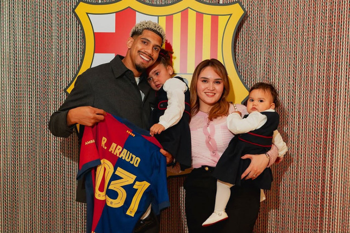 Araujo telah mengumpulkan 154 penampilan untuk tim utama Barcelona serta mencetak delapan gol dan memberikan enam assist, yang merupakan rekor luar biasa untuk seorang bek. Gelar-gelarnya termasuk Liga dan Copa del Rey, sementara musim ini ia dipromosikan menjadi kapten kedua. 