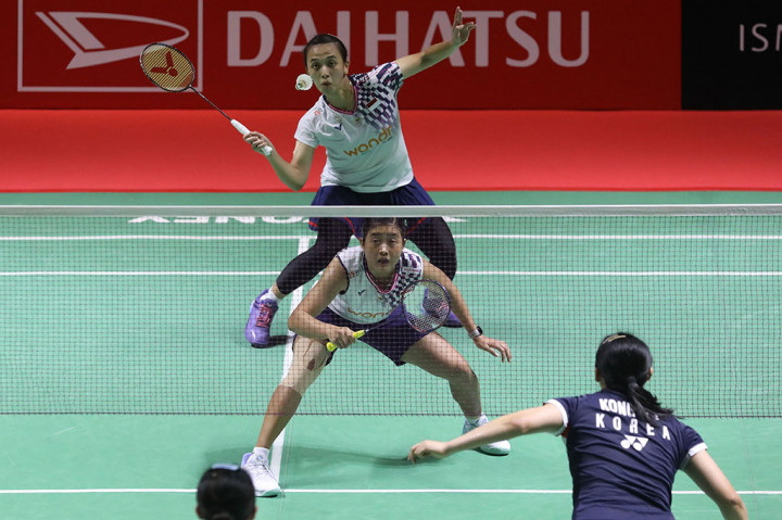 Ganda Putri Indonesia Febriana Dwipuji Kusuma/Amallia Cahaya Pratiwi berusaha mengembalikan kok ke arah pebulu tangkis ganda putri Korea Selatan, Kim Hye Jeong/Kong Hee Yong pada babak perempat final Daihatsu Indonesia Masters 2025 di Istora Senayan, Jakarta, Jumat, 24 Januari 2025.