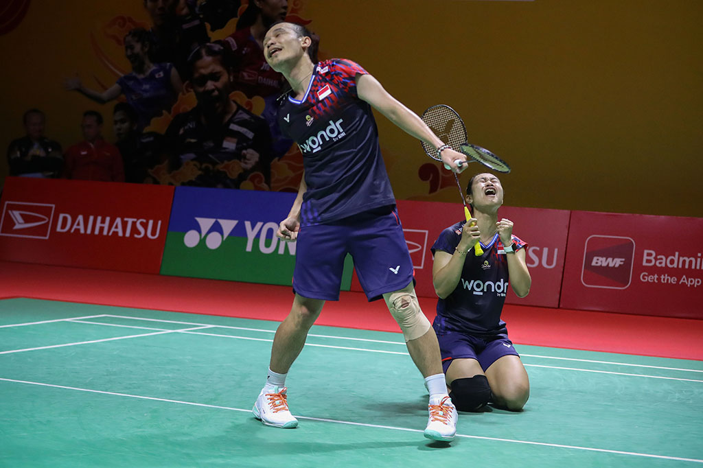 Ganda campuran Indonesia Rinov Rivaldy/Lisa Ayu Kusumawati melakukan selebrasi usai memastikan langkah ke partai semifinal turnamen BWF Super 500 Indonesia Masters 2025, Jumat, 24 Januari 2025. 