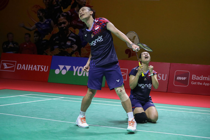 Ganda campuran Indonesia Rinov Rivaldy/Lisa Ayu Kusumawati melakukan selebrasi usai memastikan langkah ke partai semifinal turnamen BWF Super 500 Indonesia Masters 2025, Jumat, 24 Januari 2025. 