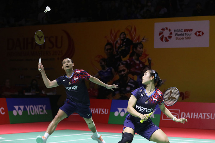 Rinov/Lisa menaklukkan pasangan Malaysia Hoo Pang Ron/Cheng Su Yin di babak perempat final dengan rubber game 21-23, 21-11, 21-19.