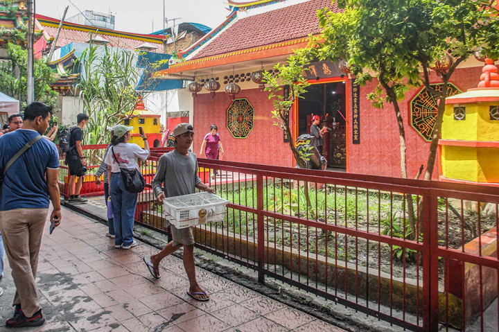 Wisatawan mengunjungi klenteng Kim Tek Le, salah satu klenteng tertua di kompleks Vihara Dharma Bhakti, Petak Sembilan, Glodok, Jakarta Barat, Jumat, 24 Januari 2025. 