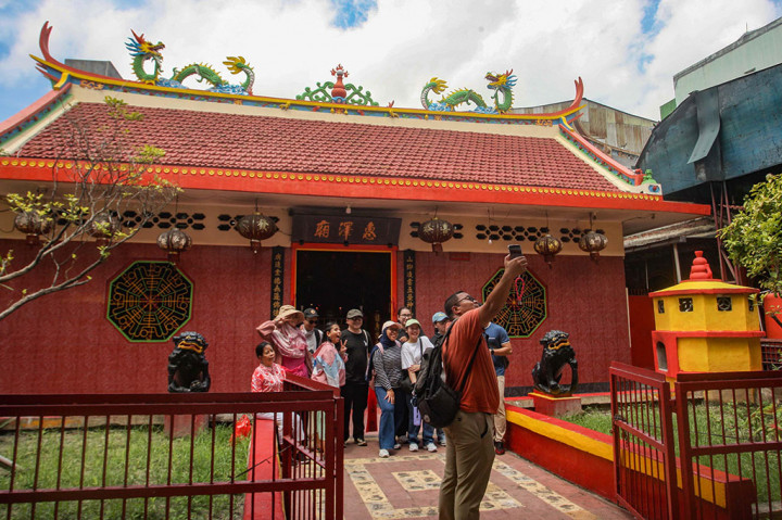Vihara yang dibangun pada 1650 oleh Letnan Tionghoa bernama Kwee Hoen itu merupakan salah satu pusat cagar budaya sejarah pecinan yang paling dicari wisatawan. 