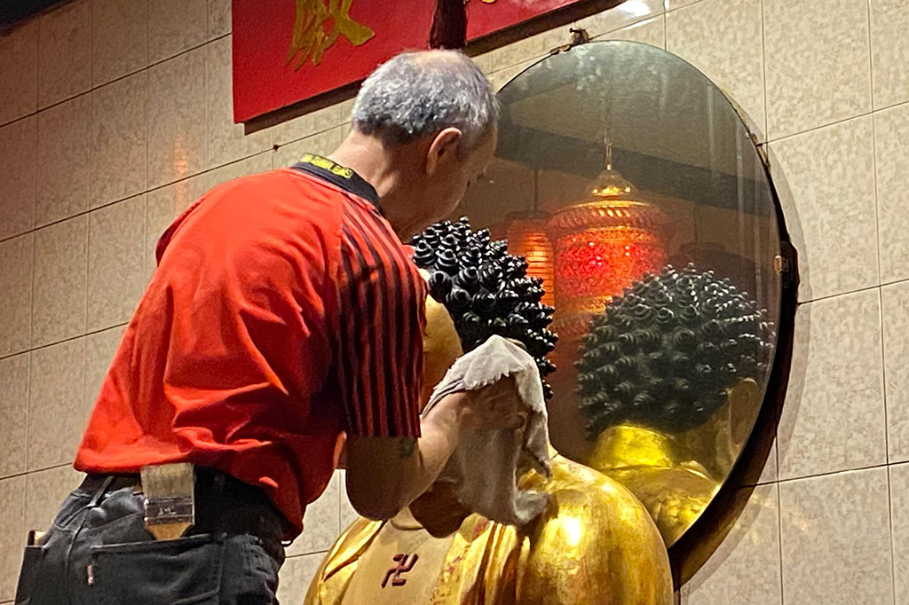 Para umat Konghucu bahu-membahu membersihkan seluruh patung dewa serta tempatnya atau altar. Kegiatan tersebut rutin dilakukan setiap tahun untuk menyambut Imlek agar terlihat bersih saat umat Konghucu berdoa.