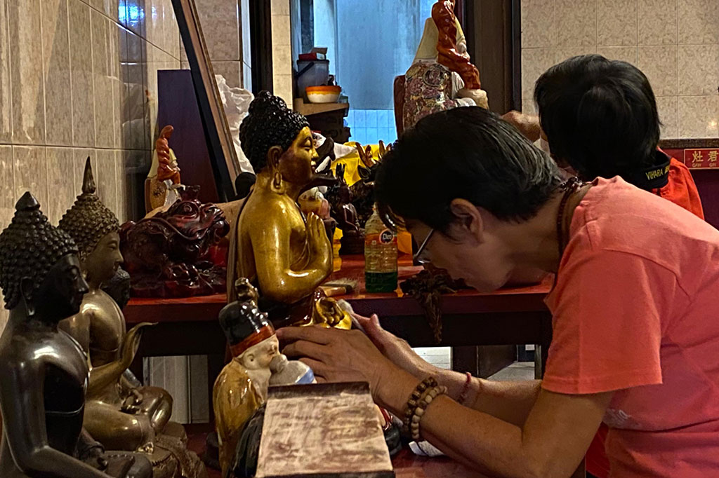 Selain itu, beberapa relawan wihara mempersiapkan ratusan lilin milik umat yang telah dipesan sejak beberapa bulan lalu. Lilin itu nantinya akan dinyalakan pada malam Imlek tepat pukul 23.00 WIB oleh masing-masing pemilik.