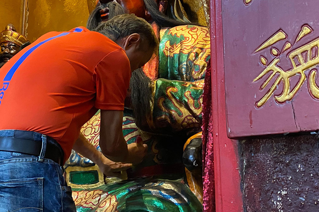Patung-patung dibersihkan menggunakan air cendana yang diyakini oleh umat Konghucu ampuh untuk membersihkan kotoran-kotoran yang melekat. Selain itu, air yang dicampur bunga mawar pun dipercaya akan semakin memperindah patung-patung usai dibersihkan.
