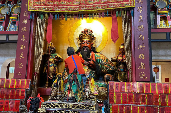 Ratusan patung dewa atau disebut rupang tengah dibersihkan oleh umat Konghucu di Vihara Dharma Ramsi Bandung, Jawa Barat, Jumat, 24 Januari 2025. Kegiatan itu dilakukan sebagai persiapan menjelang Hari Raya Imlek 2025 yang jatuh pada 29 Januari mendatang.