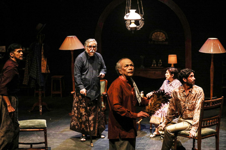 Lakon ini berlatar di Yogyakarta dan mengisahkan tentang kehidupan manusia sehari-hari. Lakon ini mengangkat tema-tema seperti kesendirian, ketakutan, kebimbangan, amarah, dan kematian. 