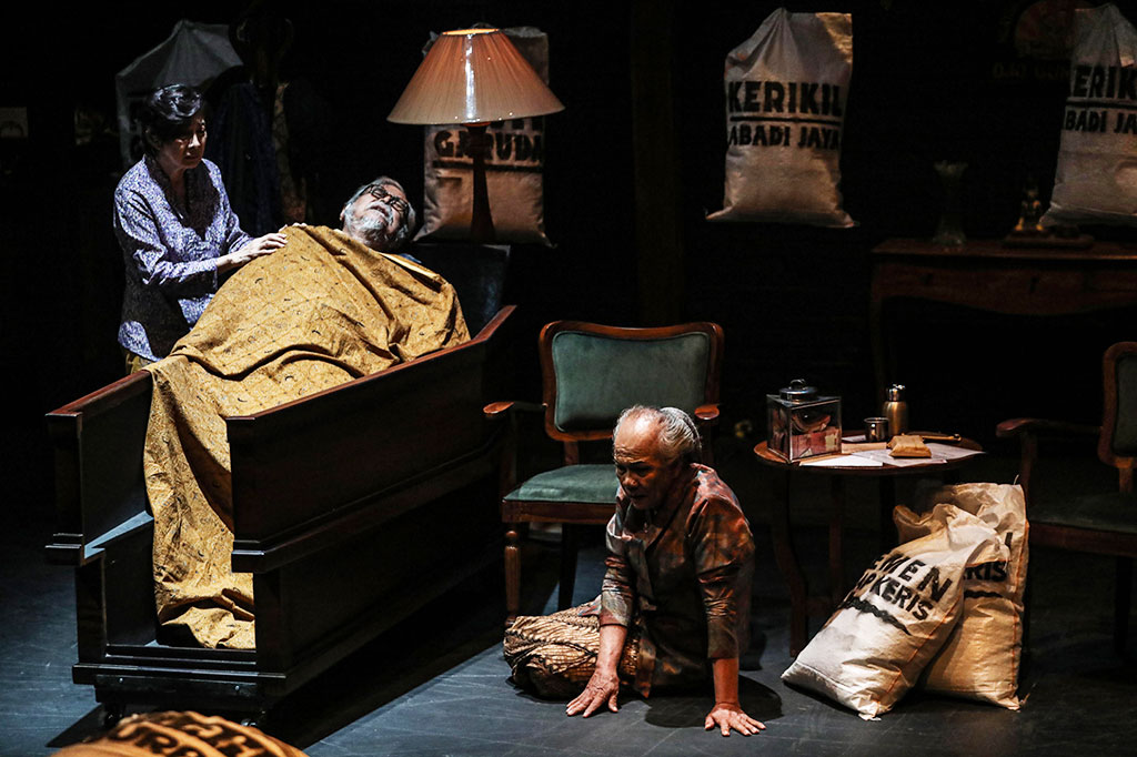 Sebagai informasi, Slamet Rahardjo tampil bersama Niniek L. Karim membawakan peran utama pasangan lanjut usia. Pementasan ini juga menghadirkan aktor Reza Rahadian, Donny Damara, Jose Rizal Manua, Kiki Narendra, dan Onkar Sadawira.