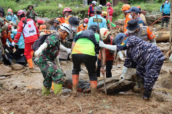 Memasuki hari kelima,operasi pencarian dan evakuasi korban bencana longsor akibat hujan deras di wilayah Petungkriyono terus dilaksanakan. Tim SAR gabungan yang terdiri dari TNI-Polri, Basarnas, BPBD, Relawan dan masyarakat terus bekerja keras dalam kondisi cuaca yang menantang. 