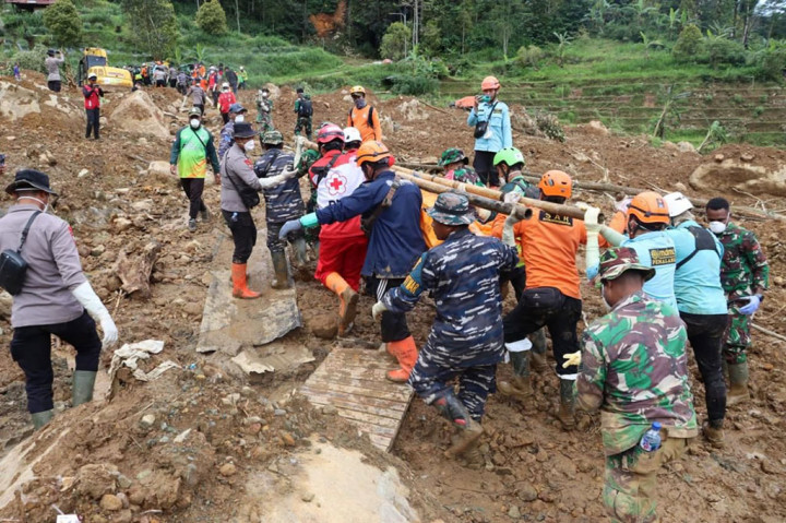 Berkat usaha dan kerja keras, hari ini Prajurit Lanal Tegal bersama Tim SAR gabungan berhasil mengevakuasi dua korban yang terhimpit bangunan yang berjarak lebih kurang 100 meter dengan Kafe Allo untuk selanjutnya dievakuasi menuju posko. 