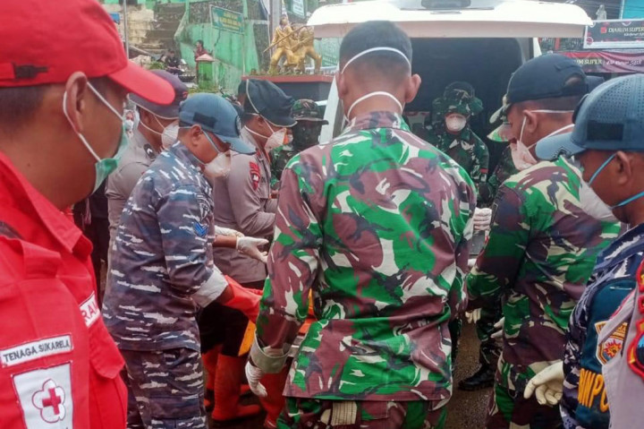 Hingga hari ini total 25 korban sudah dievakuasi dan tinggal satu korban yang belum ditemukan dan masih dalam proses pencarian.