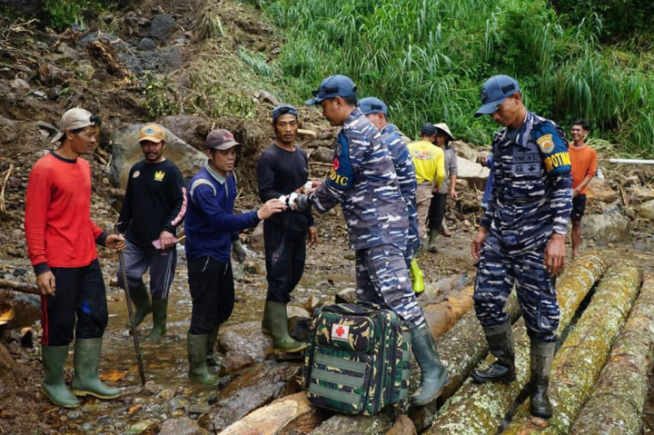 Di hari yang sama, sebagai bentuk kepedulian terhadap masyarakat yang terdampak bencana, Prajurit Lanal Tegal bersama Tim Medis BP Jalamedika Lanal Tegal dan tim gabungan melaksanakan bakti sosial berupa pembagian obat dan vitamin serta sembako kepada warga yang berada di wilayah terdampak.