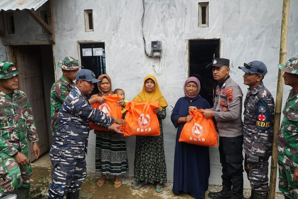 Ribuan obat-obatan disalurkan secara langsung ke rumah-rumah penduduk yang tersebar di beberapa desa terdampak, yaitu Desa Curug Moncar, Desa Songgodadi Dusun Gunung Cilik, dan Desa Kambangan. 