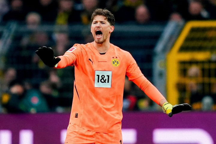 Walau bermain dengan 10 orang, Dortmund sempat memimpin dua gol melalui Sehrou Guirassy dan gol bunuh diri bek Werder Bremen Marco Freidl.