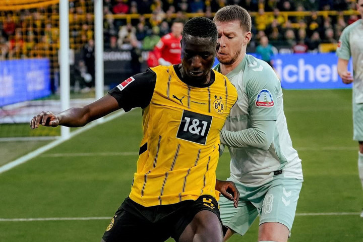 Dortmund harus bermain dengan 10 orang sejak menit ke-21 karena kartu merah langsung yang diterima bek Nico Schlotterbeck, demikian catatan Bundesliga.
