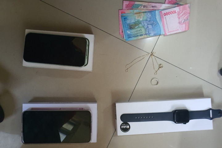 “Kedua pelaku kami tangkap rumah kostnya di wilayah Bogor Utara. Keduanya merupakan suami-istri yang telah melakukan penipuan dan penggelapan dengan kerugian Rp77.800.000,” ucap Kapolsek Metro Tanah Abang AKBP Aditya Sembiring saat dihubungi, Minggu, 26 Januari 2025.