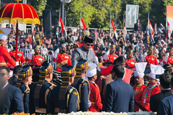 Dalam kereta kuda itu, Presiden Prabowo yang tampil dengan kacamata hitam duduk berdampingan Presiden Murmu serta dua anggota pengamanan Presiden di hadapan keduanya.