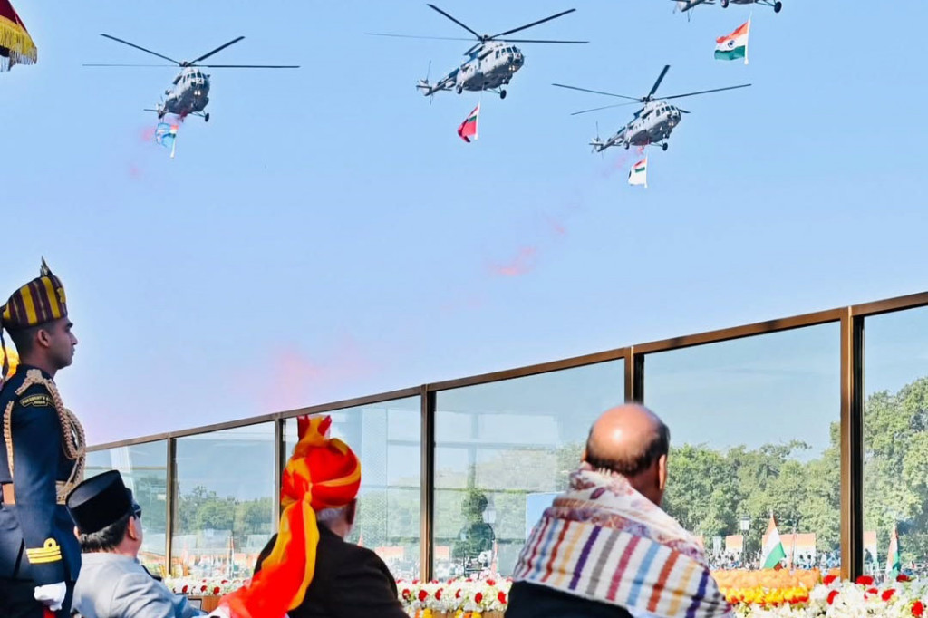 Acara dimulai dengan barisan helikopter membawa bendera nasional India melewati Monumen Nasional India Gate atau Gerbang India yang juga dijuluki sebagai Tugu Peringatan Perang Seluruh India.