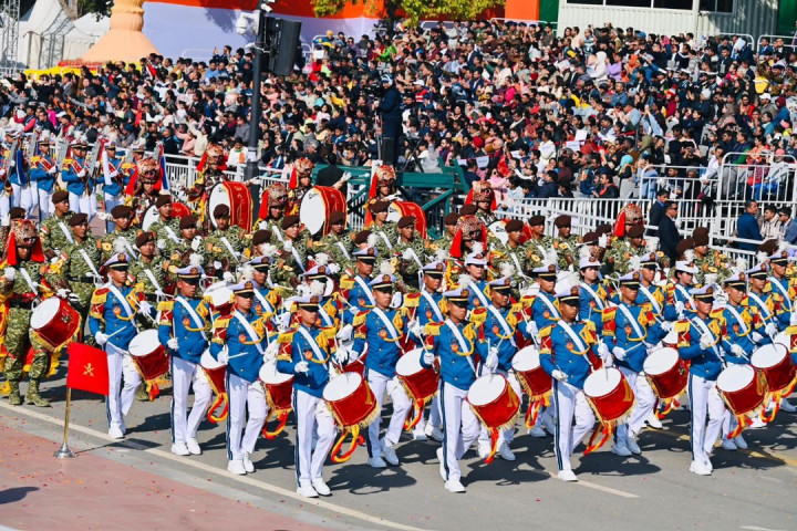 Lagu nasional Maju Tak Gentar dimainkan oleh jajaran taruna, yang tergabung dalam grup drum band Genderang Suling Canka Lokananta (GSCL) Akmil.