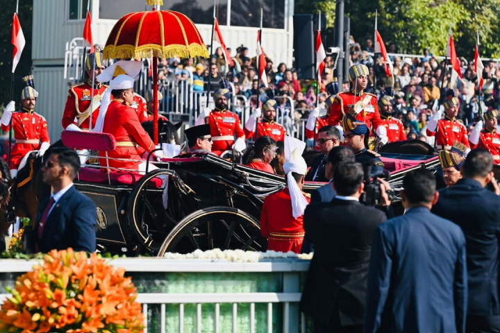 Melalui siaran langsung dari akun resmi YouTube Perdana Menteri Narendra Modi yang disaksikan di Jakarta, Minggu, 26 Januari 2025, Presiden Prabowo tampak mengenakan busana adat berwarna abu-abu yang disertai songket bernuansa emas dan ungu. Sementara itu, Presiden Murmu mengenakan busana nasional India berwarna putih gading dan merah dihiasi kain sari berwarna senada.