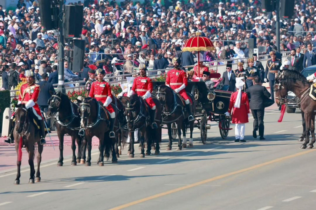 Presiden RI Prabowo Subianto menaiki kereta kudasaat mendampingi Presiden India Droupadi Murmu dari Istana Kepresidenan India, Rashtrapati Bhavan menuju India Gate, lokasi berlangsungnya parade Peringatan Ke-76 Hari Republik India di New Delhi, India, Minggu, 26 Januari 2025.