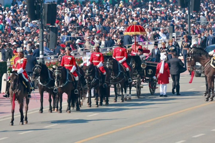 Presiden RI Prabowo Subianto menaiki kereta kudasaat mendampingi Presiden India Droupadi Murmu dari Istana Kepresidenan India, Rashtrapati Bhavan menuju India Gate, lokasi berlangsungnya parade Peringatan Ke-76 Hari Republik India di New Delhi, India, Minggu, 26 Januari 2025.