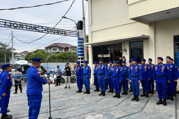 Direktorat Kepolisian Air dan Udara (Ditpolairud) Polda Metro Jaya melakukan patroli dan pembongkaran pagar laut di perairan Teluk Jakarta pagi ini. Kegiatan ini untuk membantu percepatan pembongkaran pemagaran laut tersebut.