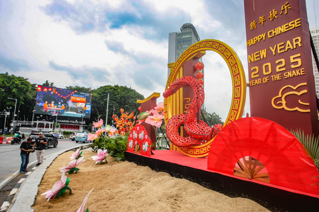 Suku Dinas Pertamanan dan Kehutanan DKI menghiasi jantung Kota Jakarta dengan dekorasi Imlek untuk menyemarakkan Tahun Baru Imlek 2025. 
