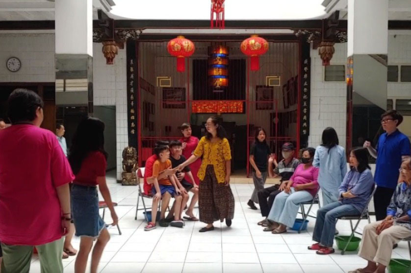 Tradisi membasuh kaki orang tua dan pasangan dilakukan masyarakat Tionghoa sebagai budaya dan diadakan sehari sebelum tahun baru Imlek.