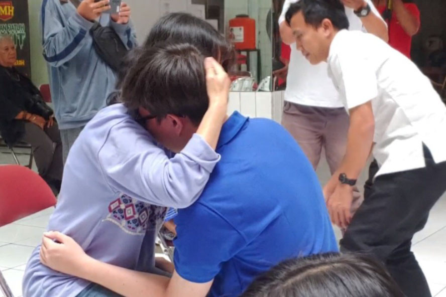 Tradisi ini mempunyai makna membersihkan diri dari kesalahan dan dosa di tahun sebelumnya, serta wujud bakti dari anak ke orang tua.
