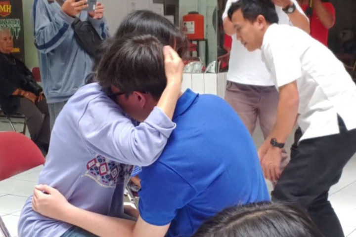 Tradisi ini mempunyai makna membersihkan diri dari kesalahan dan dosa di tahun sebelumnya, serta wujud bakti dari anak ke orang tua.
