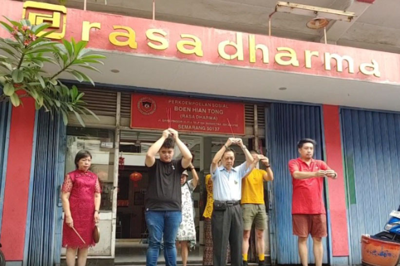 Sejak Senin, 27 Januari 2025 pukul 09.00 WIB, warga Tionghoa mulai berkumpul di Gedung Rasa Dharma Kawasan Pecinan Semarang. Mereka datang bersama keluarganya.