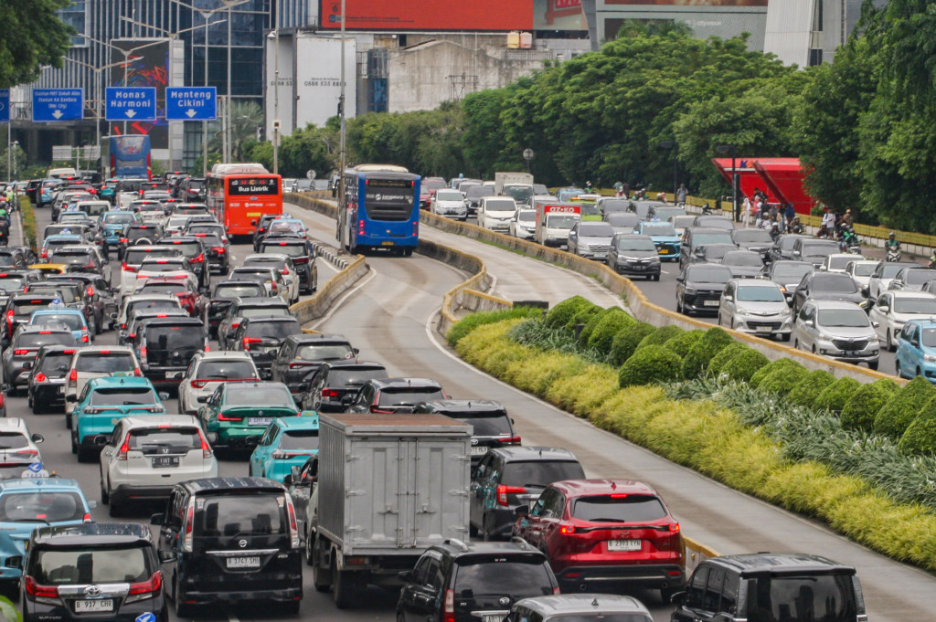 Kendaraan terjebak kemacetan panjang di Jalan Sudirman maupun sebaliknya saat libur serta cuti bersama Isra Mikraj dan Imlek di Jakarta, Senin, 27 Januari 2025. 