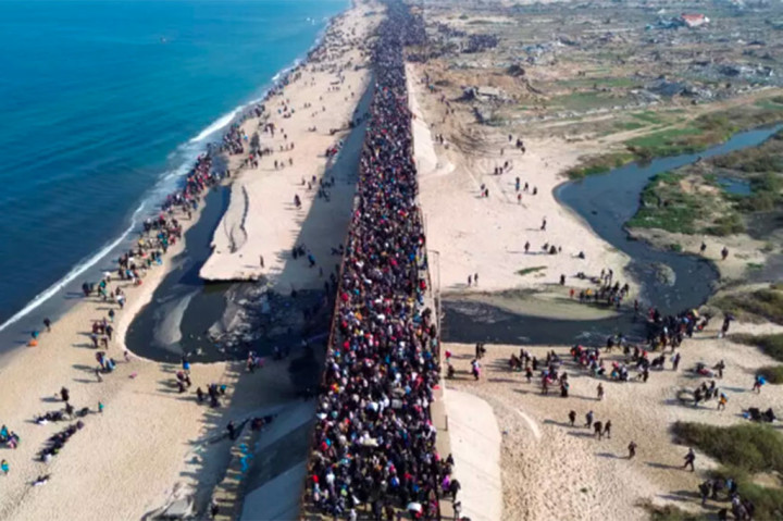 Ribuan warga Palestina, Senin, 27 Januari 2025, mulai kembali ke Gaza utara dari pengungsian. Mereka menggunakan berbagai kendaraan lewat Koridor Netzarim, yang memisahkan wilayah selatan dan utara Gaza.