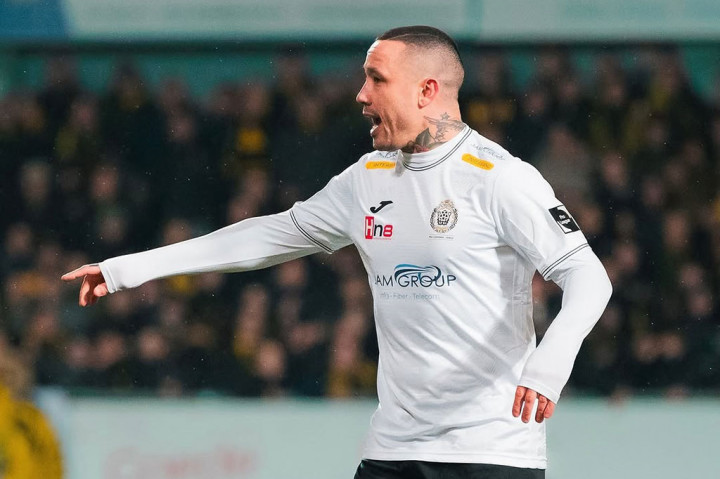 Pengacara Nainggolan, Omar Souidi, menyatakan bahwa kliennya akan tetap berada di penjara semalam karena hakim pemeriksa akan melanjutkan pemeriksaan pada Selasa, 28 Januari pagi. 