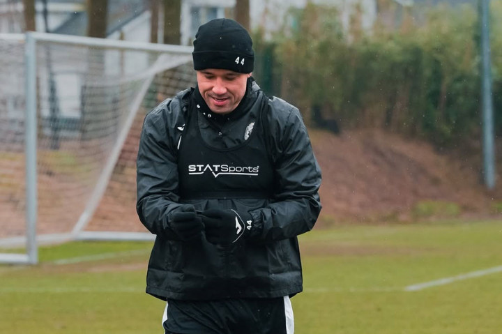 Selama penggeledahan, petugas polisi menyita lebih dari 370.000 euro (USD389.000) dalam bentuk uang tunai, beberapa jam tangan mewah — termasuk dua yang masing-masing bernilai 360.000 euro — perhiasan, dan seratus koin emas senilai lebih dari 116.000 euro. Penyidik ??juga menemukan dua rompi antipeluru dan tiga senjata api. 