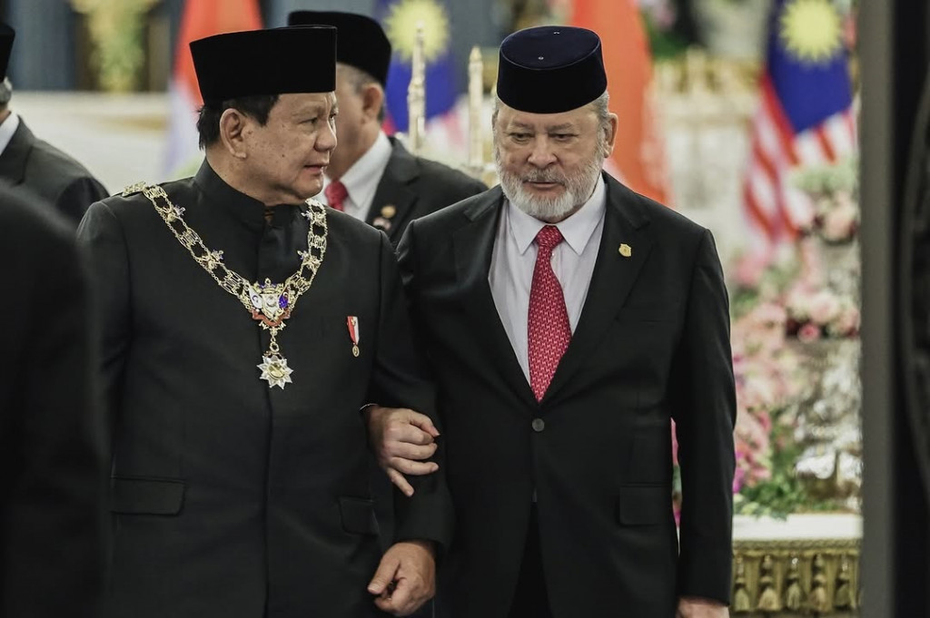 Tanda jasa ini dilengkapi dengan kalung emas yang bertuliskan nama Sultan Abu Bakar dalam aksara Jawi, melambangkan kejayaan dan persatuan.