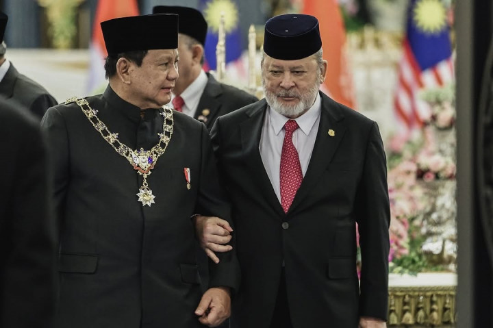 Tanda jasa ini dilengkapi dengan kalung emas yang bertuliskan nama Sultan Abu Bakar dalam aksara Jawi, melambangkan kejayaan dan persatuan.