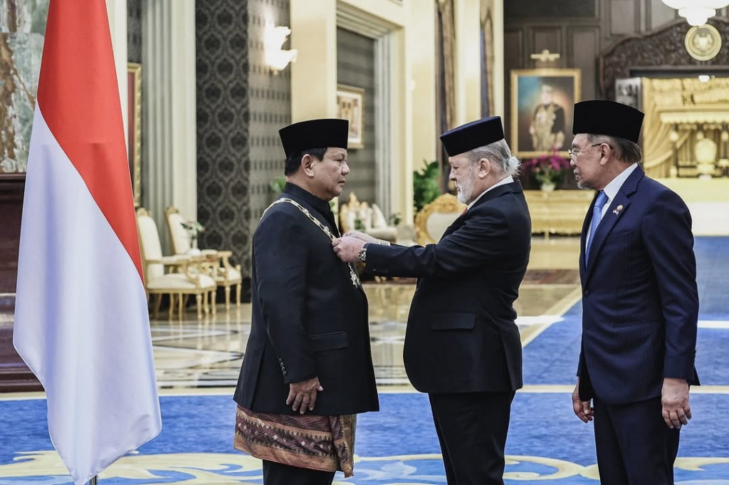 Presiden RI Prabowo Subianto menerima penghargaan Darjah Kerabat Johor Yang Amat Dihormati Pangkat Pertama (D.K I Johor) dalam kunjungan kenegaraan ke Malaysia, Senin, 27 Januari 2025. Penghargaan tersebut disematkan langsung Yang di-Pertuan Agong XVII Sultan Ibrahim.