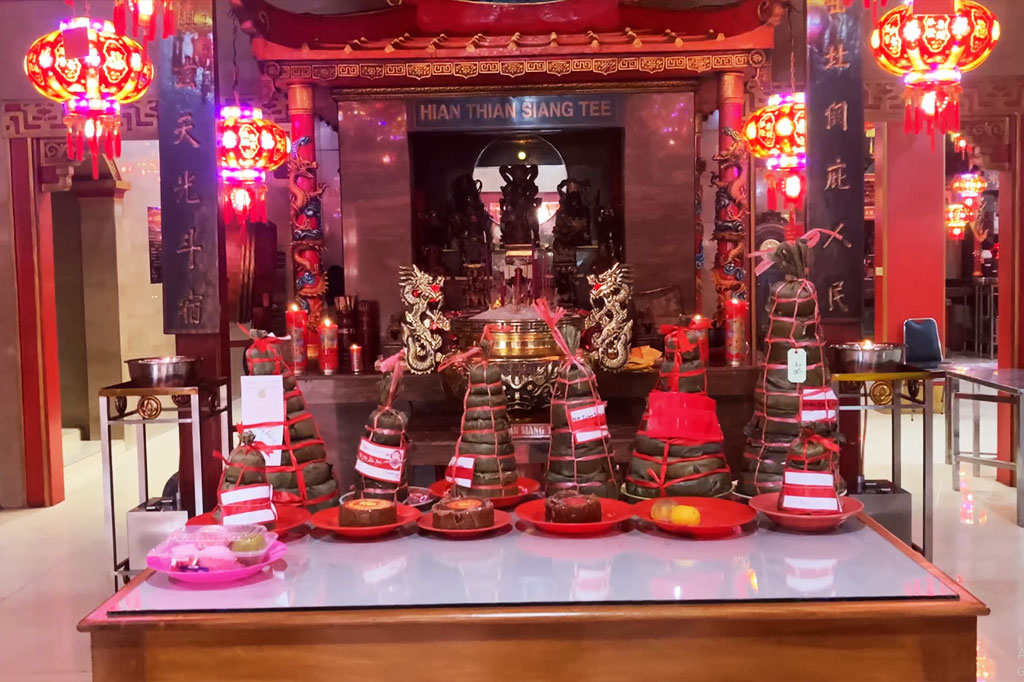 Klenteng Hok Lay Kiong merupakan klenteng tertua yang berada di Bekasi dan berusia ratusan tahun, sehingga lokasi ini selalu dijadikan pusat perayaan pergantian tahun bagu wara etnis Tionghoa.