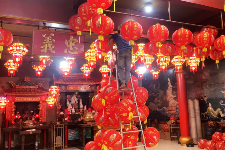 Sekitar seribu lampu lampion mulai terpasang di semua sudut klenteng. Ribuan lampion tersebut dipasang mulai dari pelataran sembahyang, area depan klenteng, serta sepanjang jalan masuk ke lokasi. Sejumlah ornamen di depan klenteng juga sudah terlihat rapi dengan warna merah dan emas.