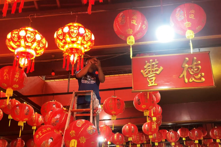 Sehari jelang Tahun Baru Imlek, Klenteng Hok Lay Kiong di Kota Bekasi, Jawa Barat terus bersolek. Klenteng tertua itu dihiasi dengan ribuan lampu lampion agar perayaan Imlek menjadi lebih meriah.