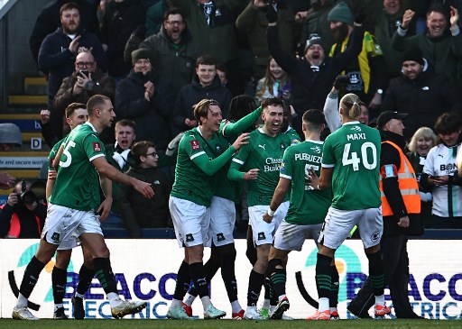 Hadiah penalti diberikan untuk Plymouth karena gelandang Liverpool Harvey Elliot dianggap menyentuh bola di kotak terlarang.