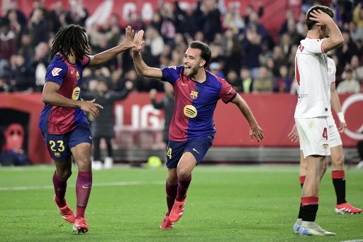 Barcelona sukses memangkas jarak dengan duo Madrid, Atletico dan Real di klasemen sementara Liga Spanyol 2024-2025 seusai melibas tuan rumah Sevilla dengan skor 4-1.