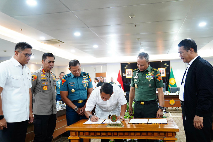  Kasum TNI Letjen TNI Richard Tampubolon menyaksikan penandatanganan Perjanjian Kerja Sama (PKS) antara Perusahaan Umum (Perum) Badan Urusan Logistik (Bulog) dengan Tentara Nasional Indonesia, bertempat di Ruang Pola, Gedung A Kementerian Pertanian, Jakarta Selatan, Senin, 10 Februari 2025.