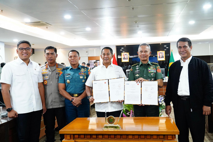 Turut hadir dalam acara penandatanganan diantaranya, Wakil Menteri Pertanian, Kabareskrim Polri, Aster Panglima TNI, Aspotmar Kasal, Waaster Panglima TNI, Waasrenum Panglima TNI, Waaster Kasad serta tamu undangan lainnya.